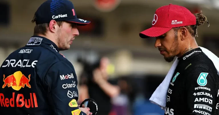 Read more about the article Lewis Hamilton: „Reacțiile lui Christian Horner în timpul conversațiilor radio cu Max Verstappen, arată că Red Bull s-a plictisit să câștige.”