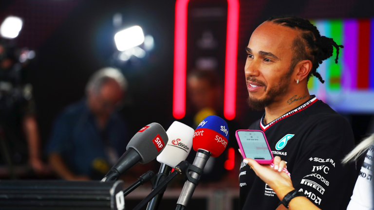 Read more about the article Lewis Hamilton prezice o a doua jumătate de sezon „deosebită” în Formula 1, cu o bătălie strânsă între mai multe echipe