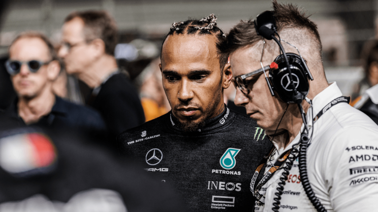 Read more about the article Lewis Hamilton: „Este ca un frate pentru mine” – Despărțirea de inginerul lui, Pete Bonnington, va fi una „emoțională pentru amândoi”