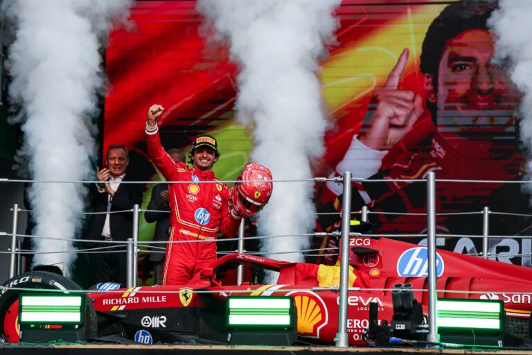 Read more about the article Carlos Sainz reușește o victorie emoționantă în Mexic înainte de despărțirea de Ferrari