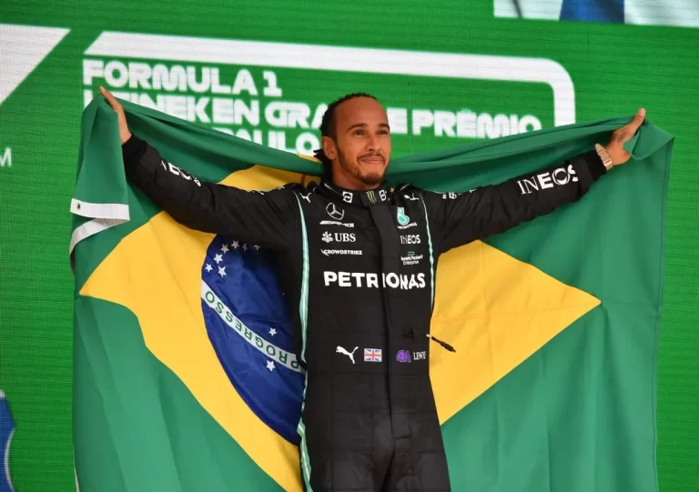 Read more about the article Exclusiv: Lewis Hamilton va pilota McLaren-ul lui Ayrton Senna din 1990 în semn de omagiu la Marele Premiu al Sao Paolo