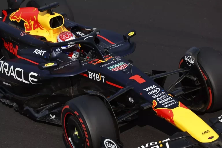 Read more about the article Max Verstappen este mai preocupat de îmbunătățirea performanței Red Bull decât de opțiunile pentru 2026