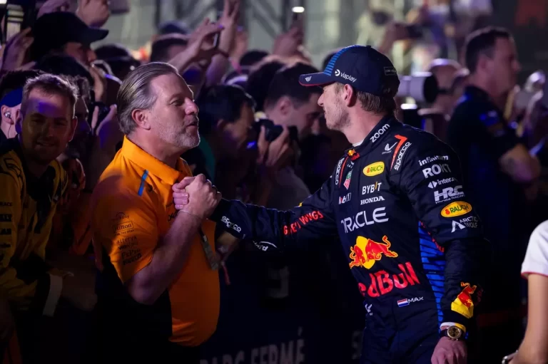 Read more about the article Max Verstappen surprins de criticile la adresa Red Bull: „Oamenii inventează lucruri bizare”