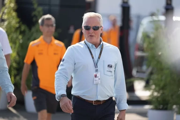 Read more about the article Fostul pilot și steward FIA, Johnny Herbert, a reacționat după ce i-a fost pusă la îndoială integritatea