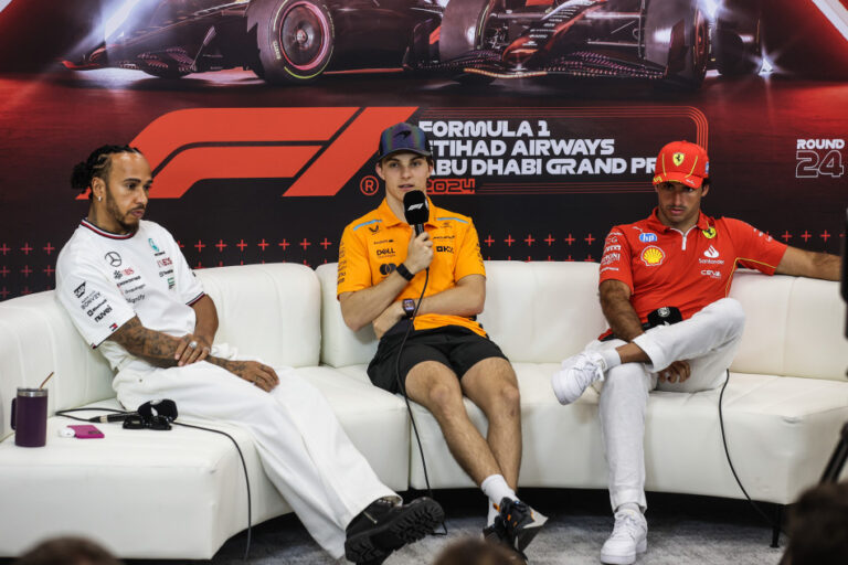 Read more about the article Ultimul dans: Carlos Sainz, Oscar Piastri și Lewis Hamilton reflectă la finalul sezonului 2024