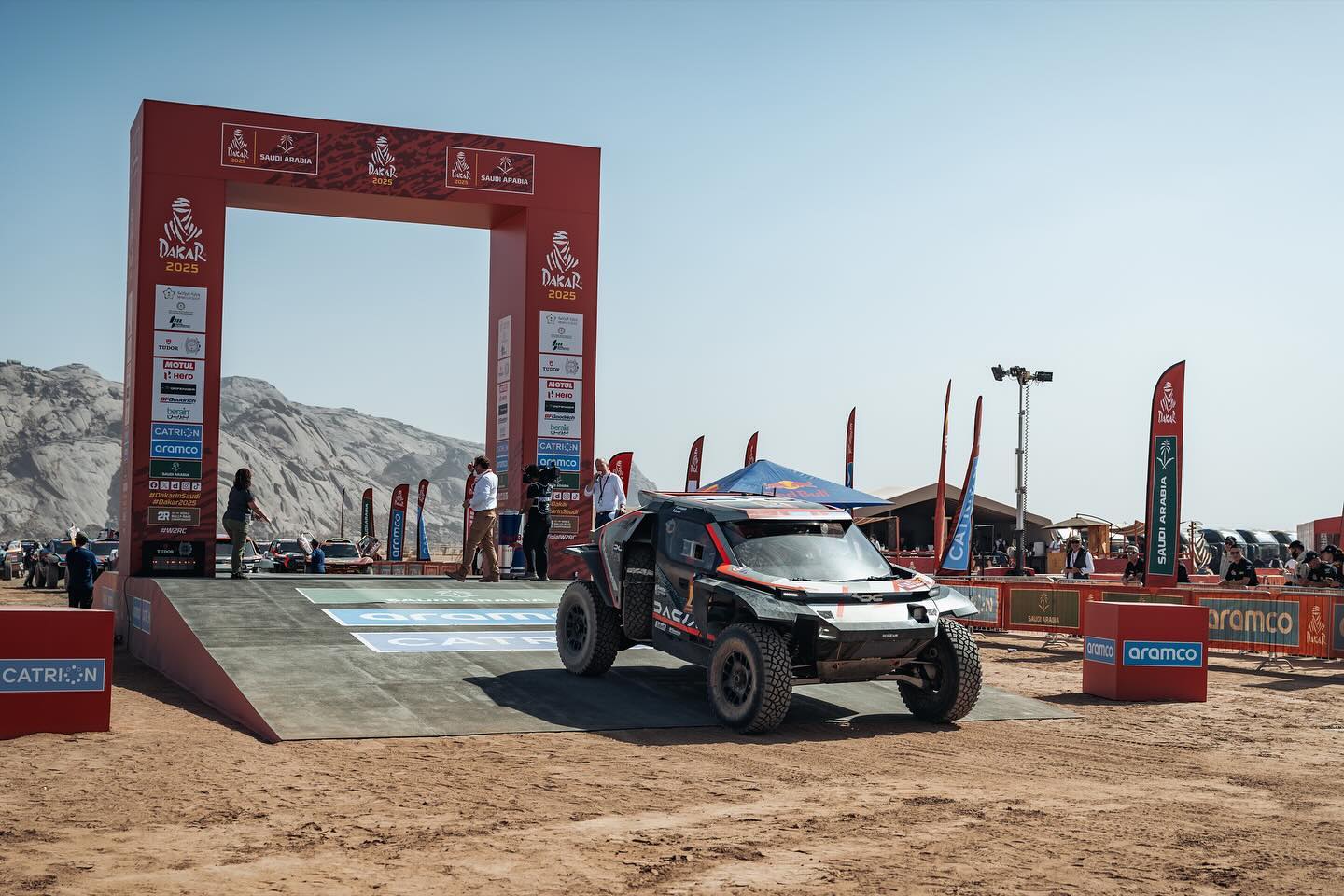 Read more about the article Dacia Sandriders încheie Stage 1 în Raliul Dakar