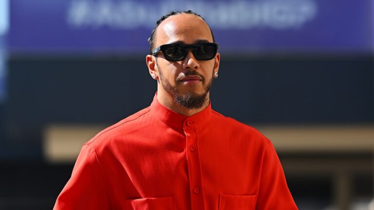 Read more about the article Lewis Hamilton începe o nouă eră la Ferrari: Întrebări esențiale despre mutarea septuplului campion mondial la echipa italiană